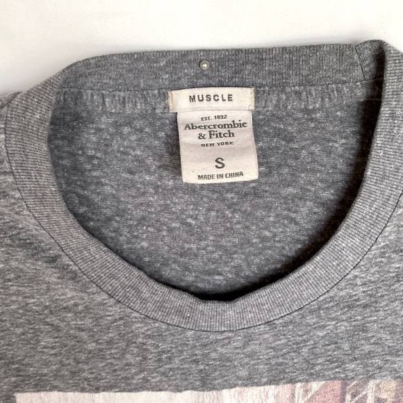 Gently Worn Abercrombie & Fitch Men’s Size Small Beautiful Graphic Gray Color - Picture 6 of 10
